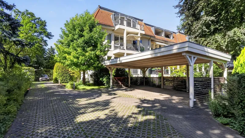 Moderne Dachgeschosswohnung mit Süd-Balkon und Stellplatz — photo 1